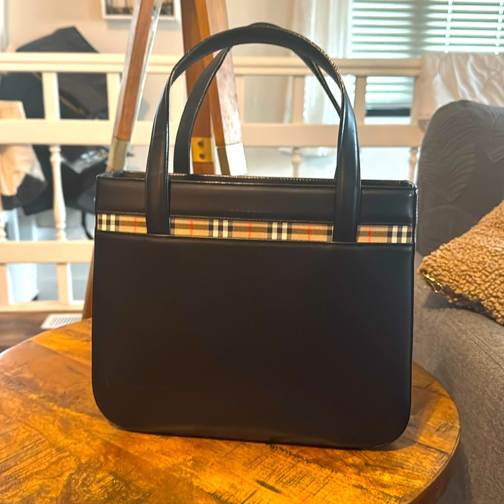 Burberry shoulder bag.